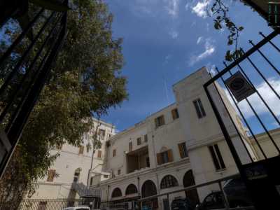 ...e nasconde, dietro un cancello nero, il cortile interno